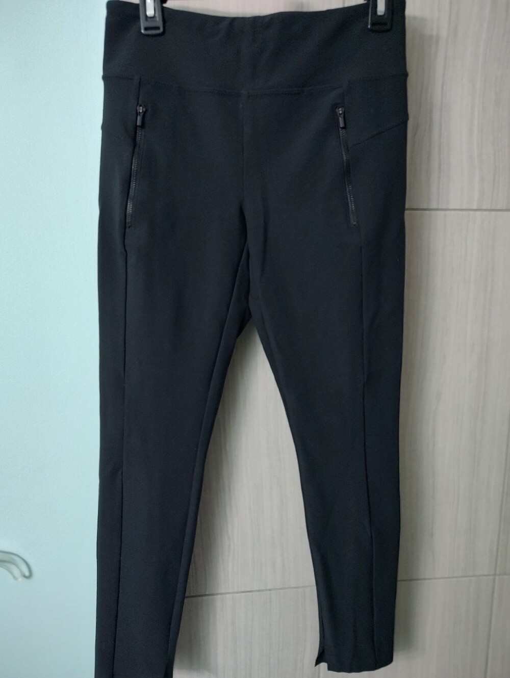 Women's Athleta Black Leggins with Zip Pockets
